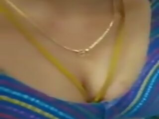 Tamil ibu rumah tangga gomathi menunjukkan dia seksi payudara dengan audio
