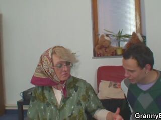 Osamelý 60 leta starý babka zachce a cudzinec