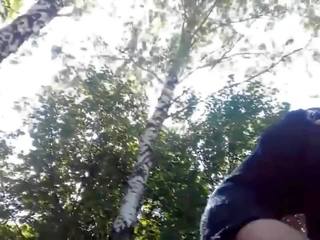Pica-pau instantâneo em frente vovó e a tocar pila ao ar livre.