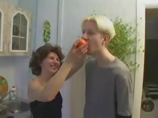 Rosyjskie mama i syn gra w kuchnia