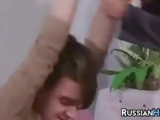 Russisch oma genieten een jong peter