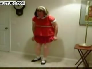 Хтивий транссексуал в червоний плаття здобули a іграшка