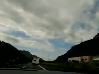 Грудаста італійська lora мастурбує на в highway